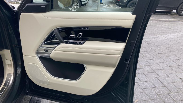 Land Rover Range Rover 3.0 D300 SE 4dr Auto Diesel Estate